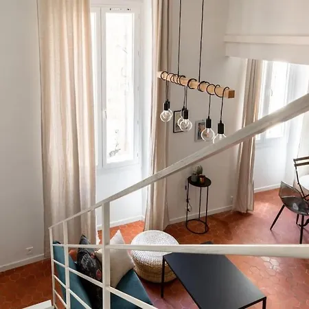 Apartment Authentique Situe En Plein Centre D'antibes *