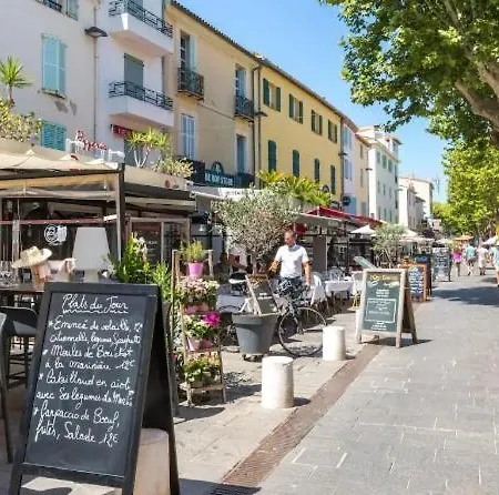 Apartment Authentique Situe En Plein Centre D'antibes